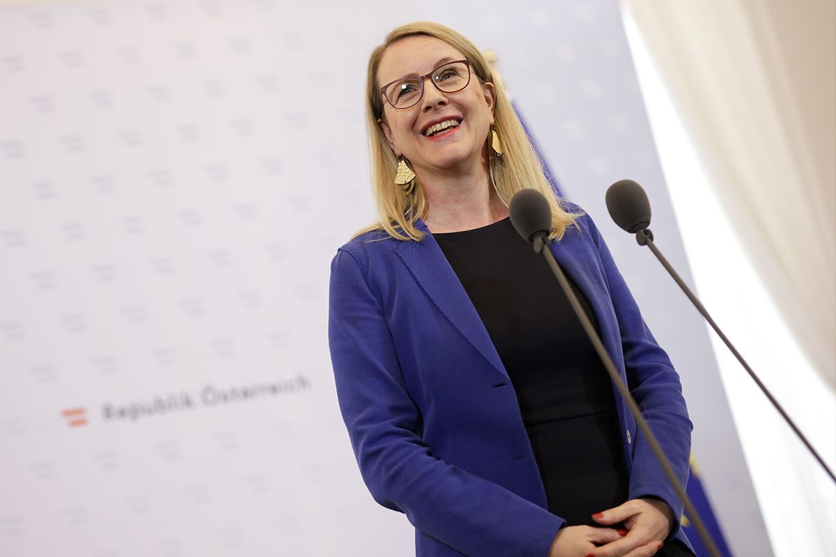 Wirtschaftsministerin Margarete Schramböck spricht im Ministerrat