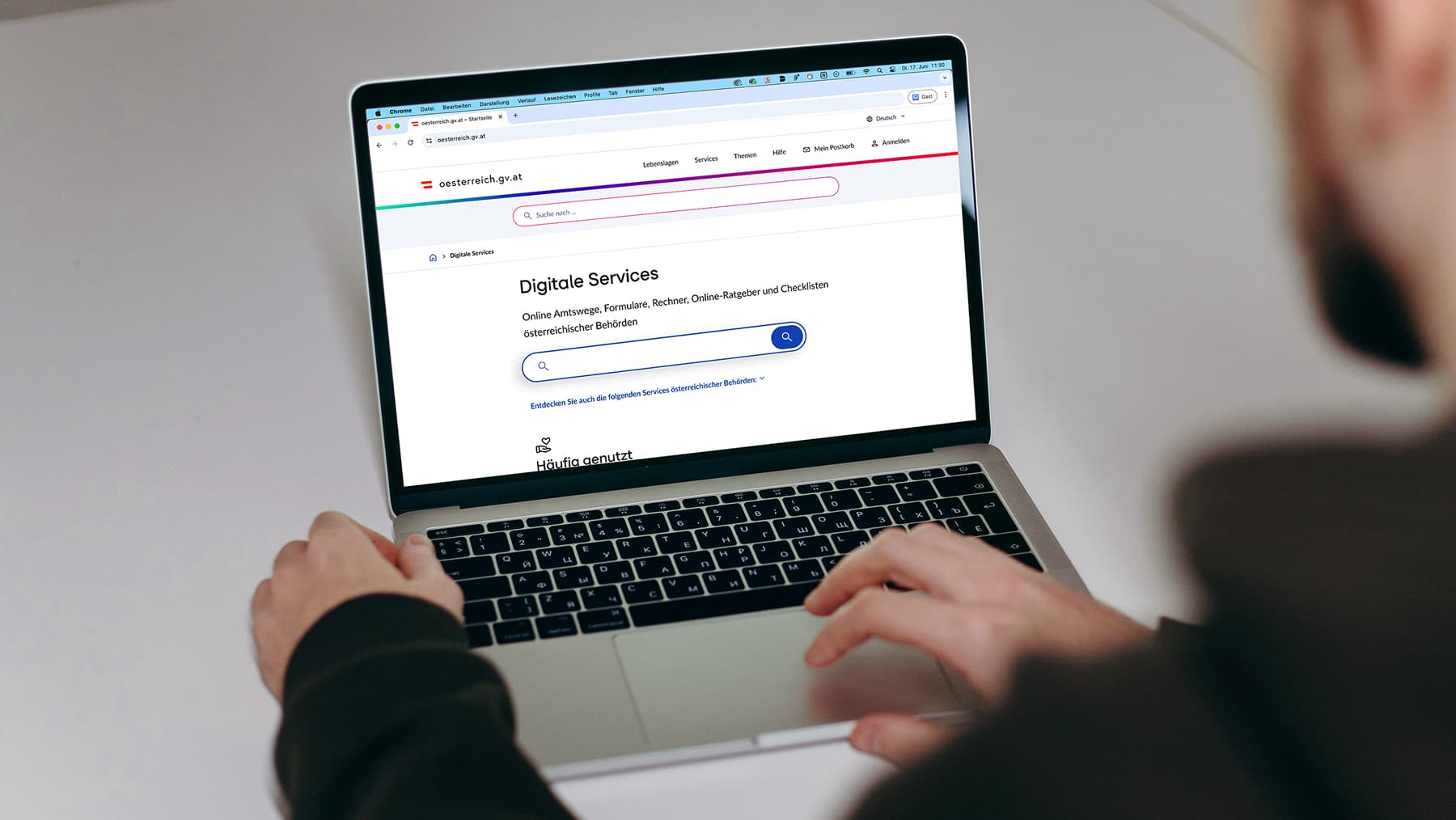 haende-laptop-aehnliches-mockup.jpg