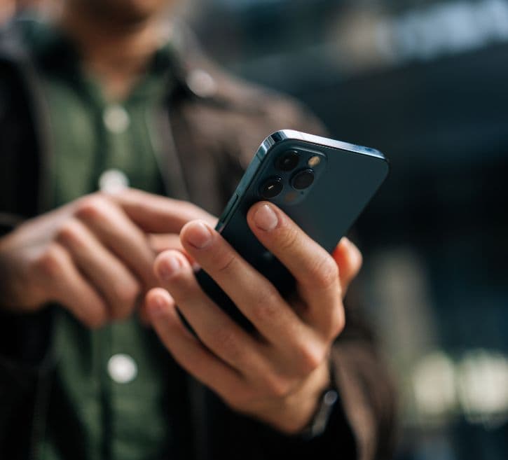 Mann bedient Smartphone